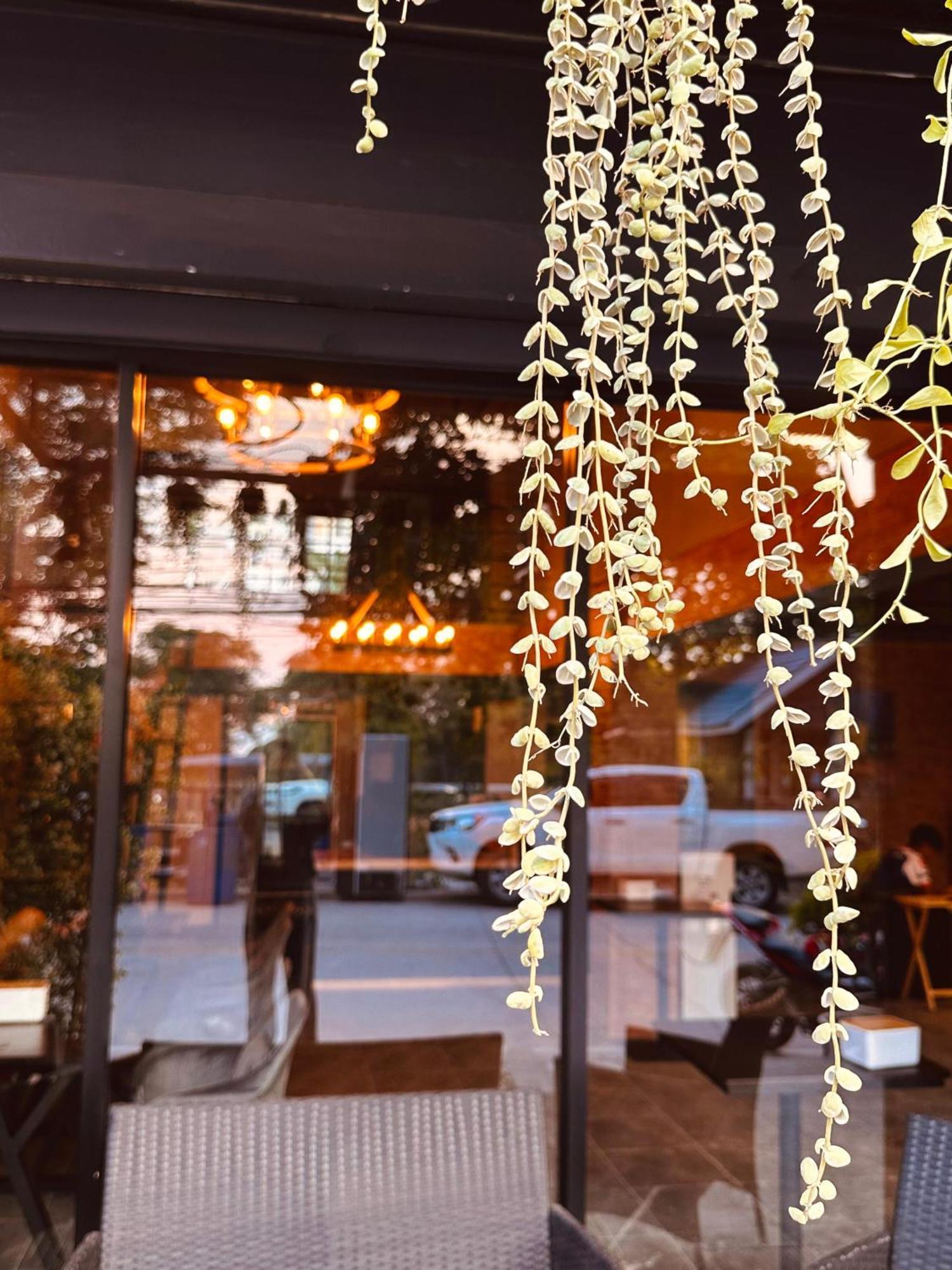 Hostel Friends Station & Cafe Pattaya Exterior photo
