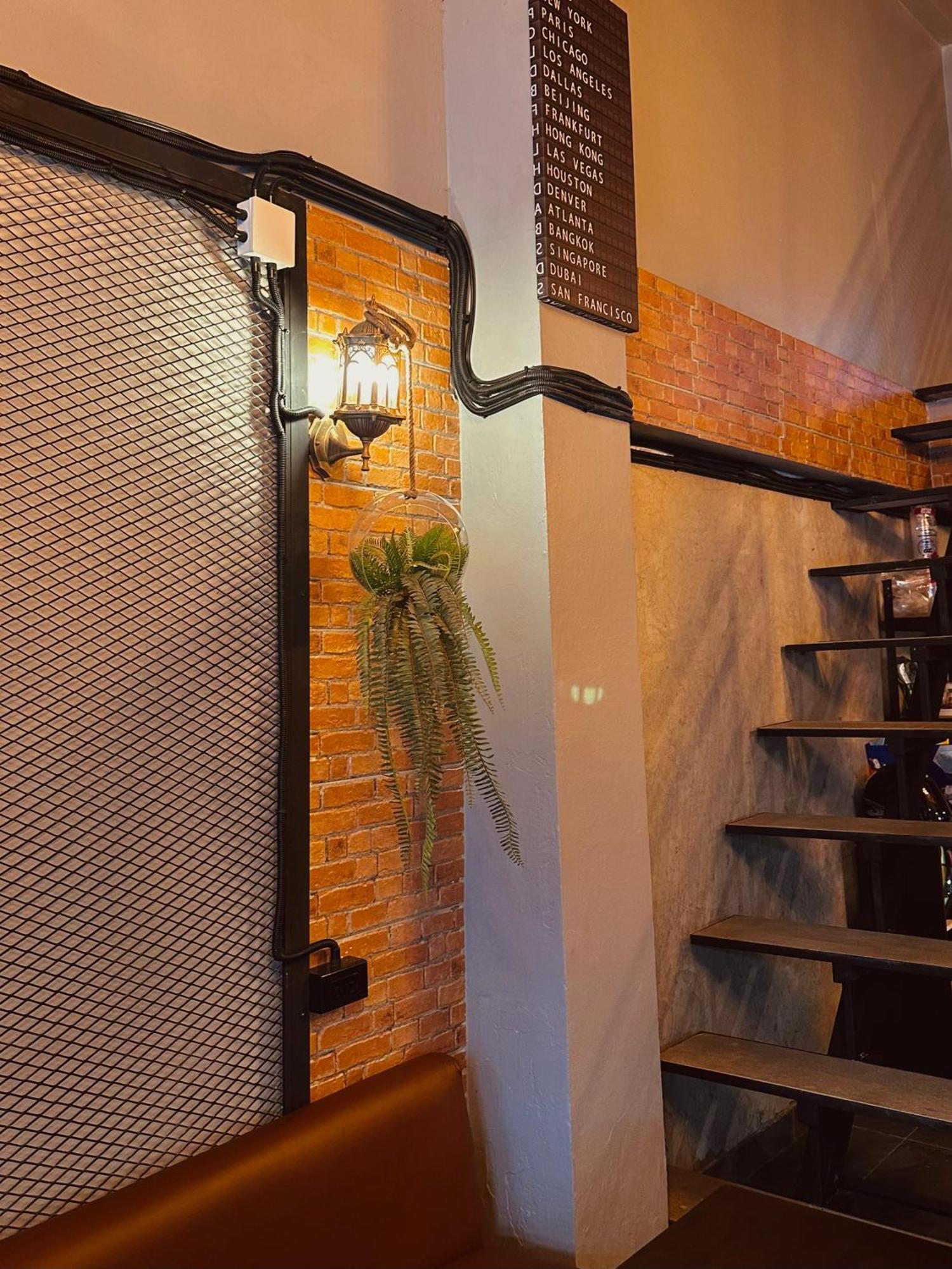 Hostel Friends Station & Cafe Pattaya Exterior photo