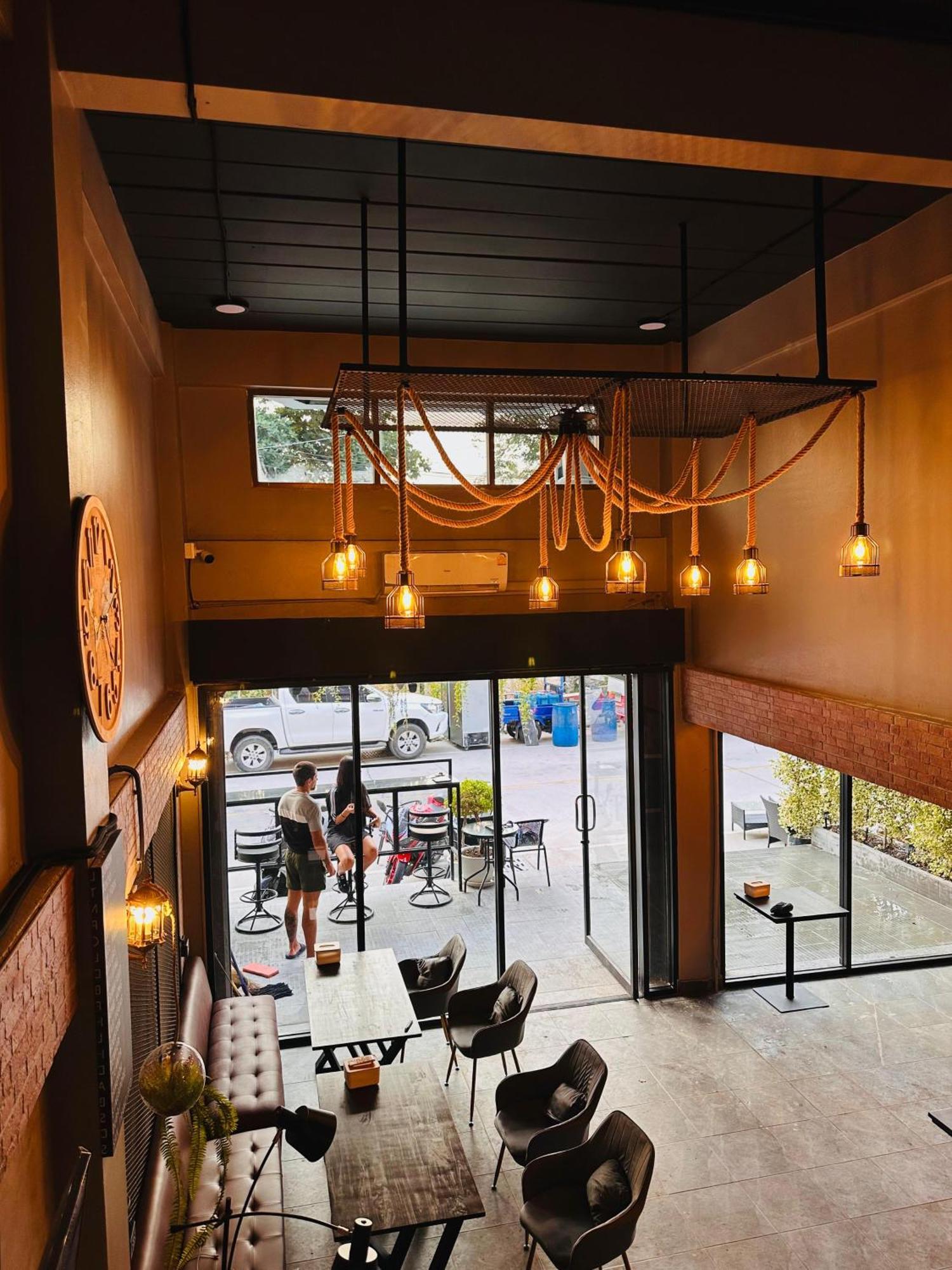 Hostel Friends Station & Cafe Pattaya Exterior photo